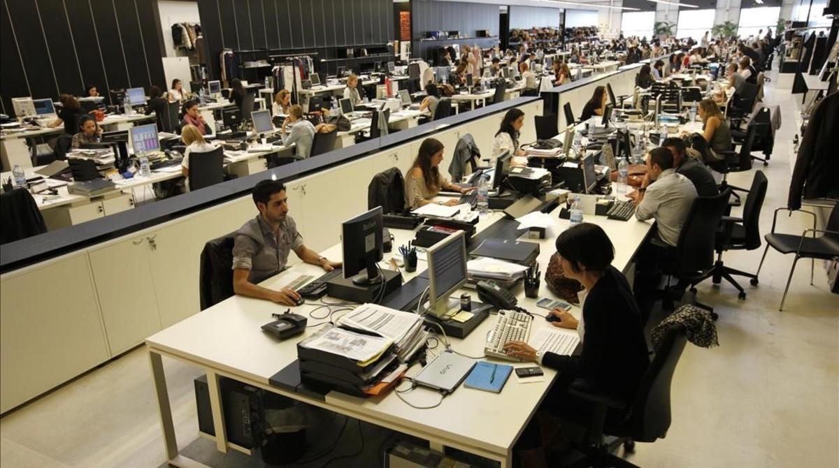 Mujeres y hombres empleados en un centro de la firma Mango. Mujeres y hombres empleados en un centro de la firma Mango.
