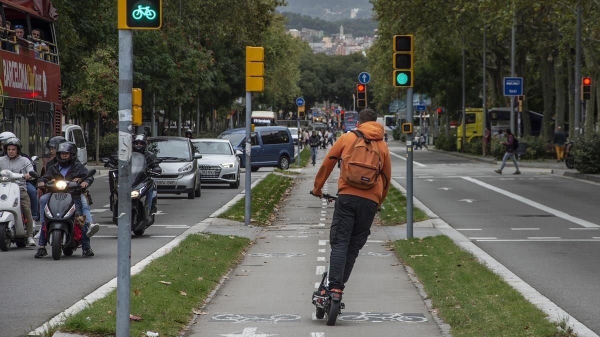 Un patinete eléctrico circula en la zona de Arc del Triomf. Un patinete eléctrico circula en la zona de Arc del Triomf.