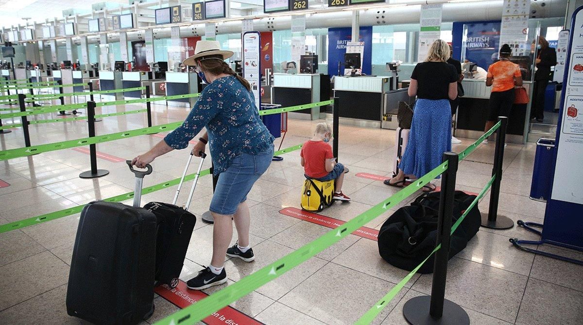 Una familia de turistas británicos, en el aeropuerto de El Prat, a punto de volar de regreso a Londres, este lunes 27 de julio. Una familia de turistas británicos, en el aeropuerto de El Prat, a punto de volar de regreso a Londres, este lunes 27 de julio.