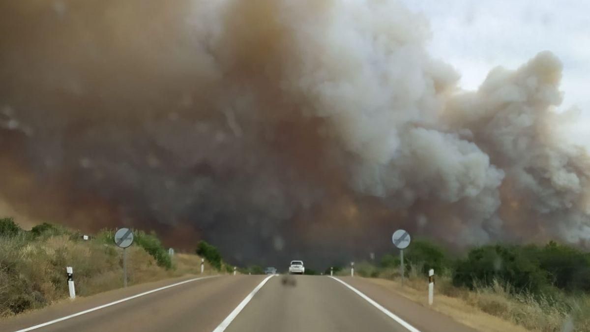 Un incendio forestal en Teruel obliga a desalojar una residencia de ancianos Un incendio forestal en Teruel obliga a desalojar una residencia de ancianos