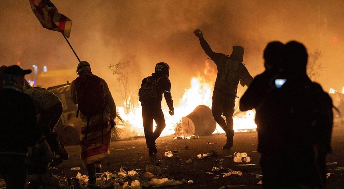 Disturbios en la plaza de Urquinaona de Barcelona en protesta por la sentencia del ’procés’, el pasado 18 de octubre. Disturbios en la plaza de Urquinaona de Barcelona en protesta por la sentencia del ’procés’, el pasado 18 de octubre.