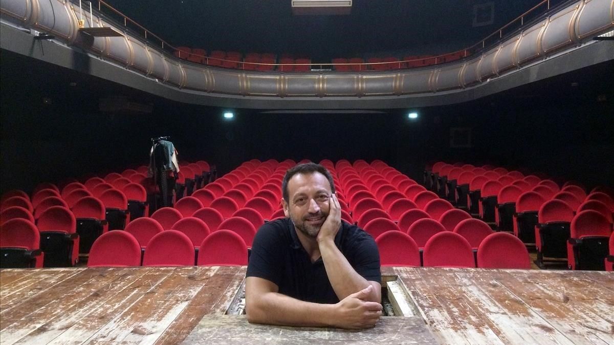 Albert Gràcia, en la caja del apuntador del teatro del Cercle Catòlic de Gràcia. Albert Gràcia, en la caja del apuntador del teatro del Cercle Catòlic de Gràcia.