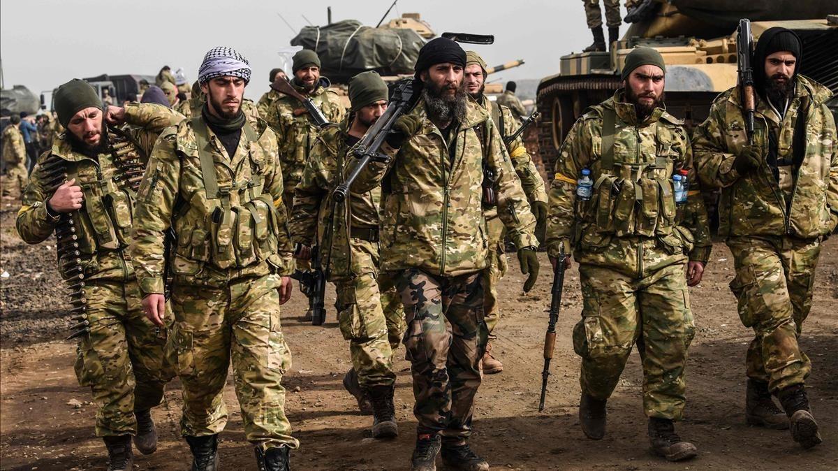 Fuerzas kurdo-sirias junto a la frontera.