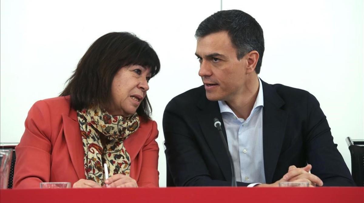La presidenta del PSOE, Cristina Narbona, y el secretario general, Pedro Sánchez, este martes en la sede del partido. 