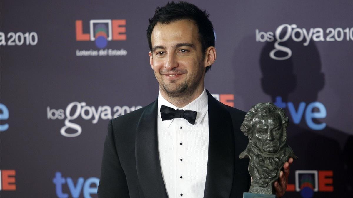 Alejandro Amenábar, con el Goya que ganó en el 2010. 