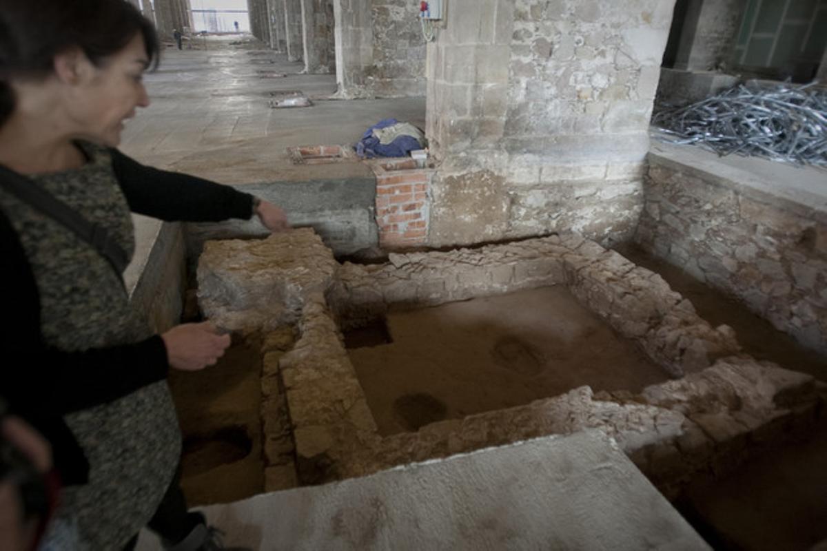 Mausoleo romano descubierto en el edificio de las Drassanes donde estaban las urnas cinerarias, en marzo.