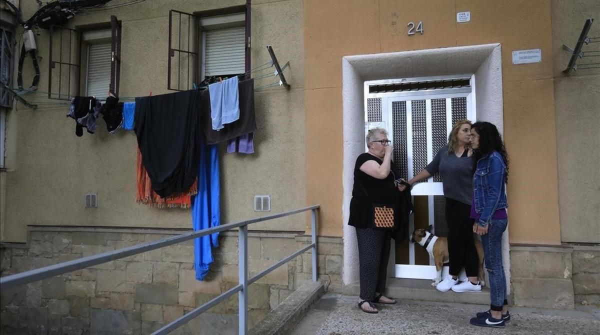 Pura, con su perro, en la puerta de su finca. Pura, con su perro, en la puerta de su finca.