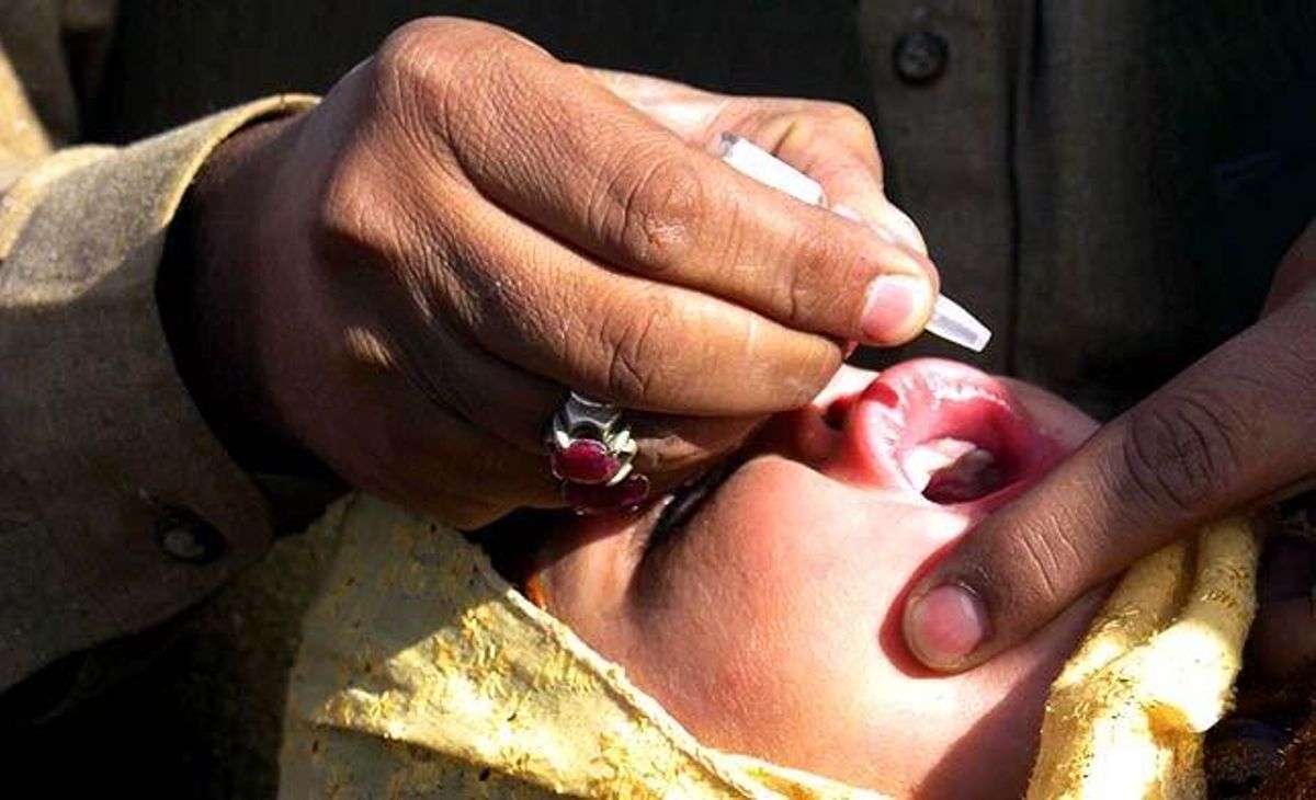 Un trabajador de sanidad da la vacuna de la polio a una niña en Chamán (Pakistán). Un trabajador de sanidad da la vacuna de la polio a una niña en Chamán (Pakistán).