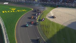 Momento del accidente entre Sainz y Alonso en el desenlace de la carrera de Australia.