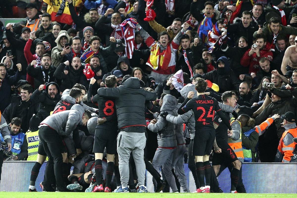 La afición del Atlético celebra el gol de la victoria del equipo en Anfield ante el Liverpool.