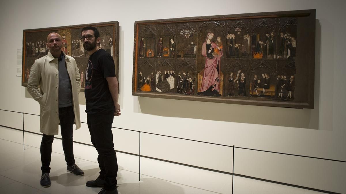 Jordi Carrión (izquierda) y Sagar, frente a los retablo y frontal del ’Corpus Christi’ (s. XIV), del maestro de Vallbona de les Monges. Jordi Carrión (izquierda) y Sagar, frente a los retablo y frontal del ’Corpus Christi’ (s. XIV), del maestro de Vallbona de les Monges.