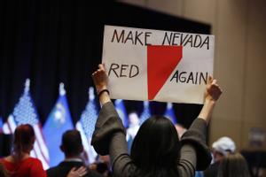 Las Vegas (United States), 08/11/2022.- An attendee holds up a ’ÄòMake Nevada Red Again’Äô sign at a Stronger Nevada PAC’s General Election Results watch party in Las Vegas, Nevada, USA, 08 November 2022. The US midterm elections are held every four years at the midpoint of each presidential term and this year include elections for all 435 seats in the House of Representatives, 35 of the 100 seats in the Senate and 36 of the 50 state governors as well as numerous other local seats and ballot issues. (Elecciones, Estados Unidos) EFE/EPA/CAROLINE BREHMAN