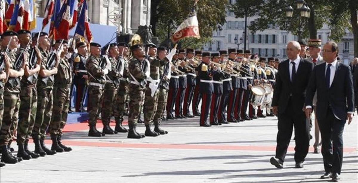 Hollande pasa revista a parte de las tropas que han participado en el homenaje.