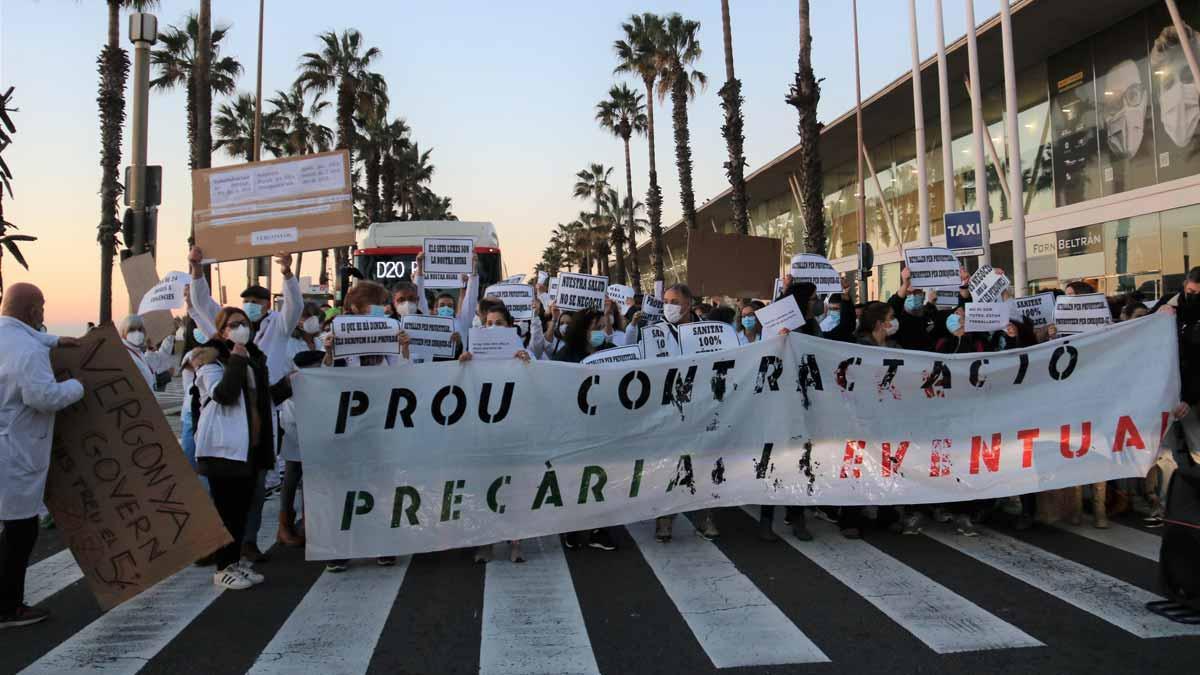 Trabajadores del Hospital del Mar de Barcelona se manifiestan para denunciar la mala gestión del centro.