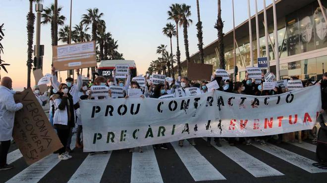 Trabajadores del Hospital del Mar de Barcelona se manifiestan para denunciar "la mala gestión del centro"