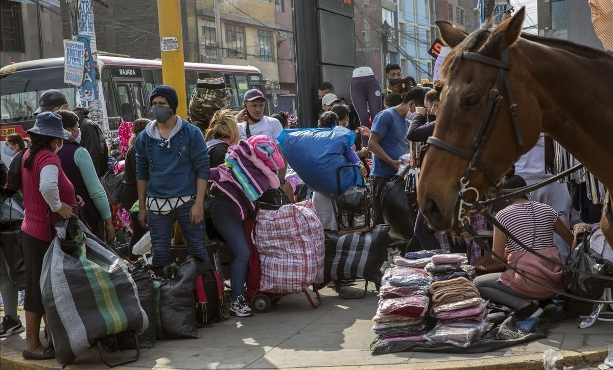 Aglomeraciones ante puestos de venta ambulantes en las calles de Lima. Aglomeraciones ante puestos de venta ambulantes en las calles de Lima.