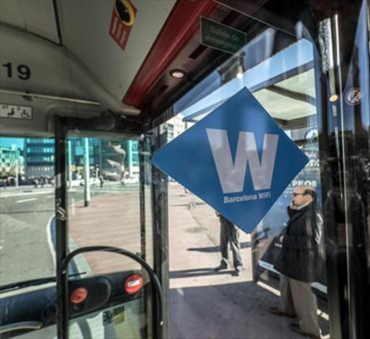 Distintivo de Barcelona Wifi en un autobús de TMB.