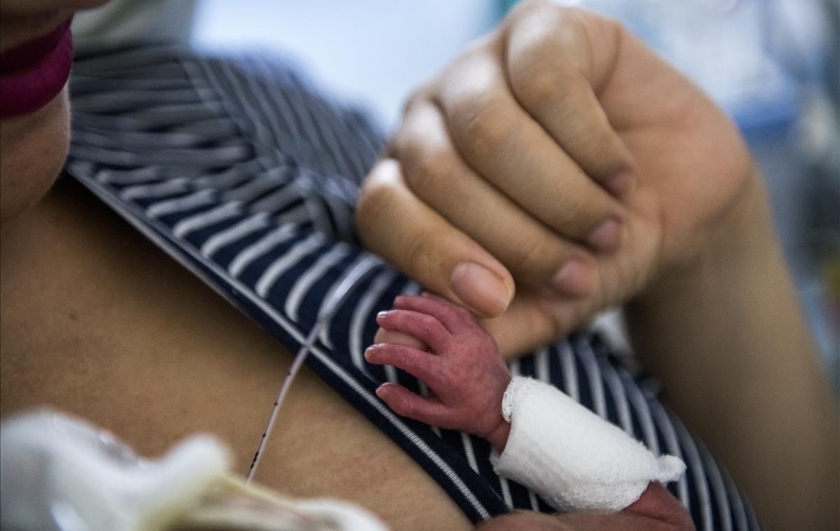 Sunara sostiene sobre su pecho a su hijo Arthur, que nació prematuramente a las 26 semanas en la unidad de neonatos del hospital de la Maternitat del Clinic. Sunara sostiene sobre su pecho a su hijo Arthur, que nació prematuramente a las 26 semanas en la unidad de neonatos del hospital de la Maternitat del Clinic.