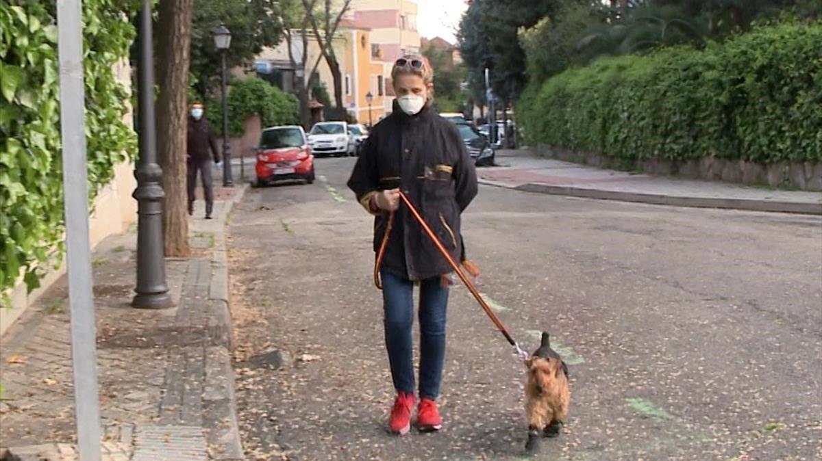 La infanta Elena passeja la Tula, la seva gossa, amb la qual passa el confinament