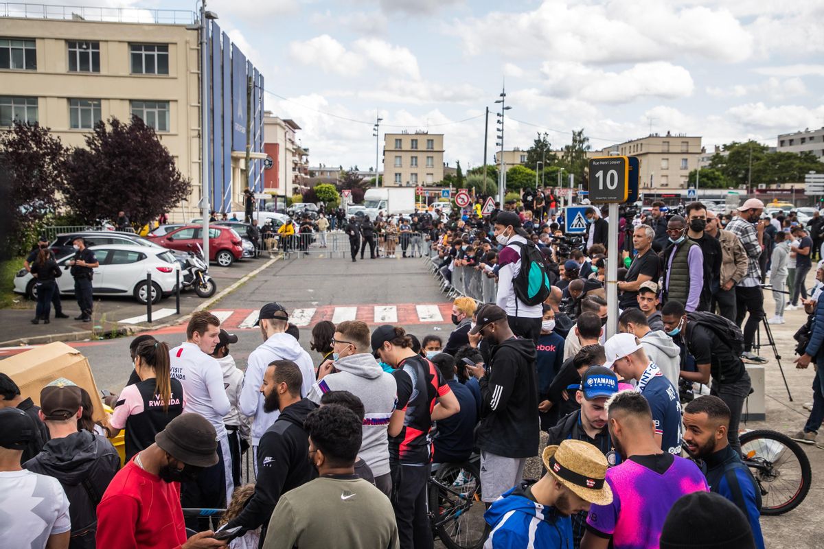 Aficionados del PSG esperan a Messi en el aeropuerto de Le Bourget. Aficionados del PSG esperan a Messi en el aeropuerto de Le Bourget.