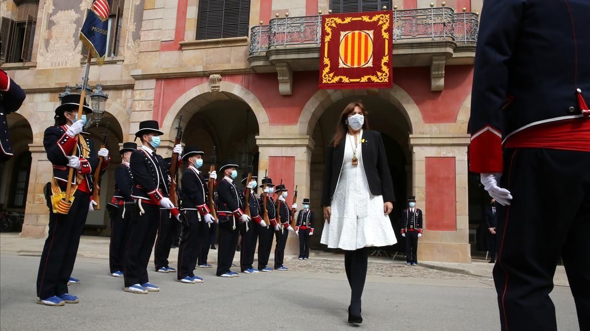 Laura Borras pasa revista a los Mossos como Presidenta de la Mesa del Parlament Laura Borras pasa revista a los Mossos como Presidenta de la Mesa del Parlament