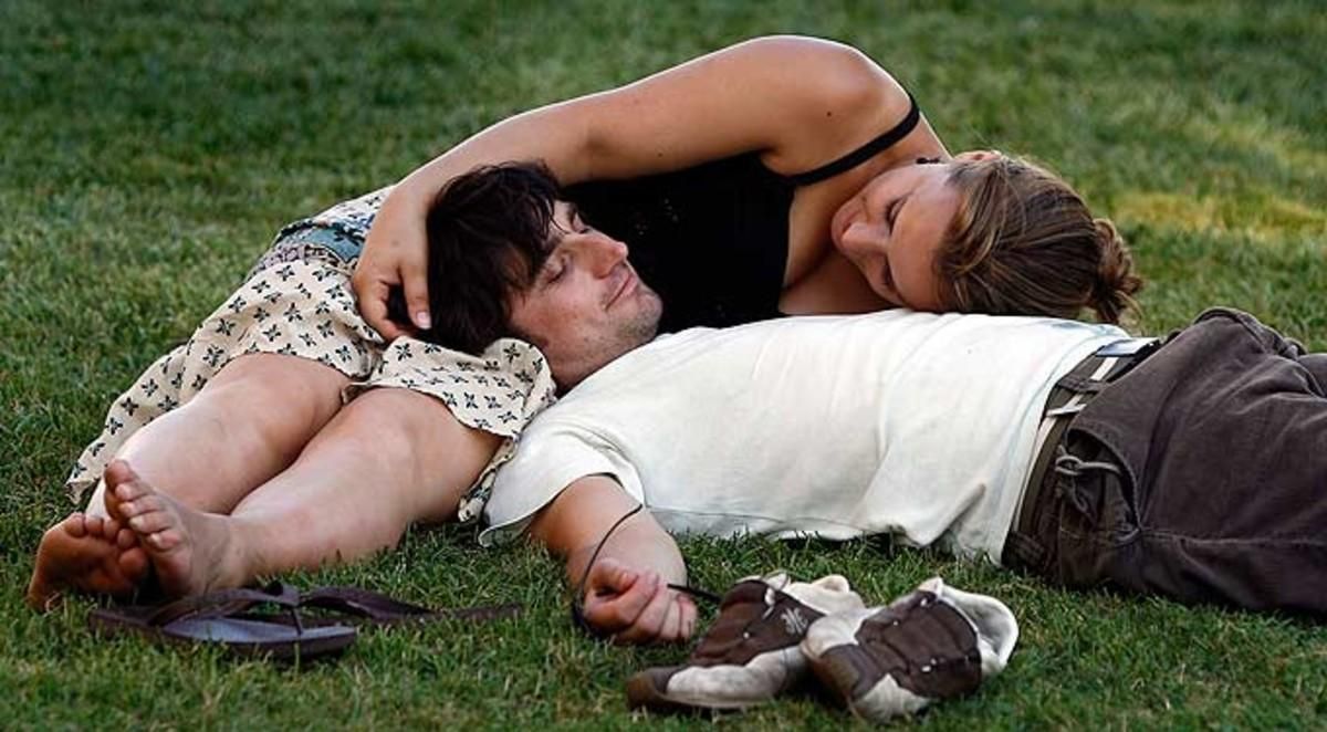 Una pareja, en un parque de Barcelona en primavera. Una pareja, en un parque de Barcelona en primavera.
