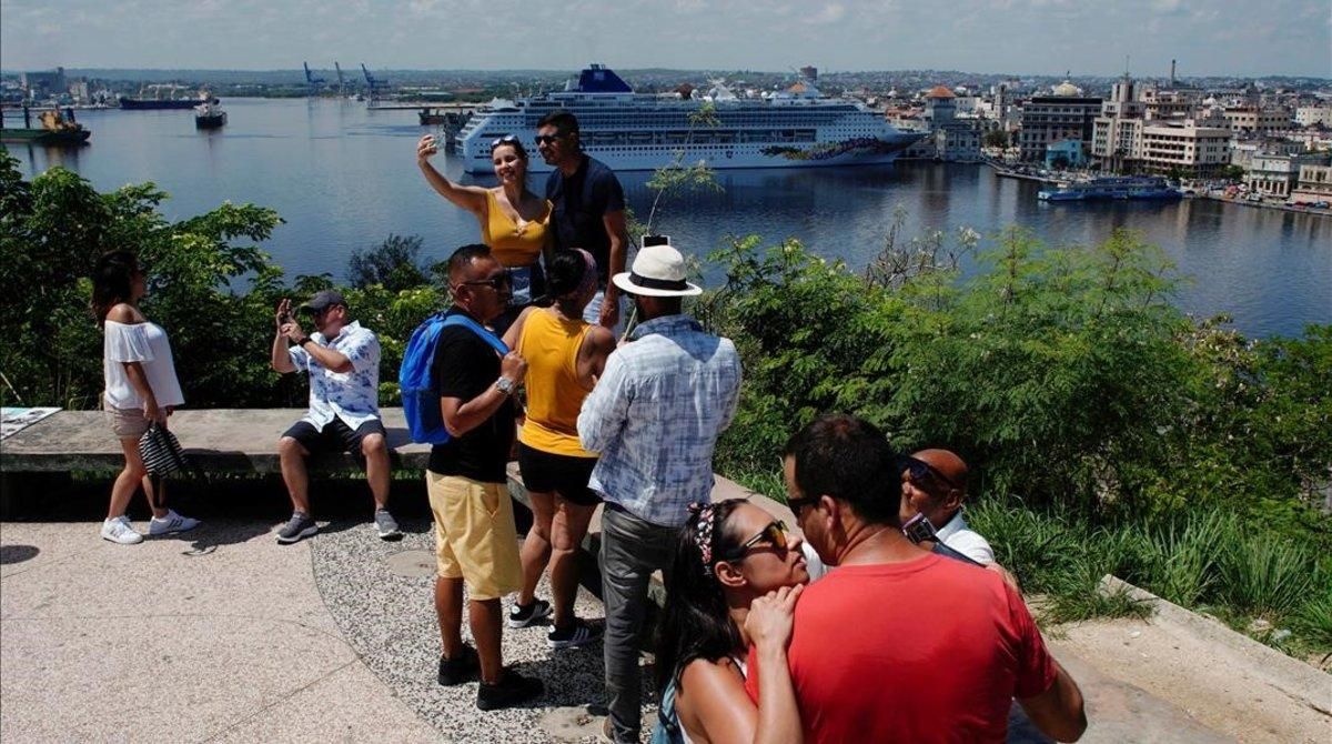 Unos turistas en La Habana. Unos turistas en La Habana.