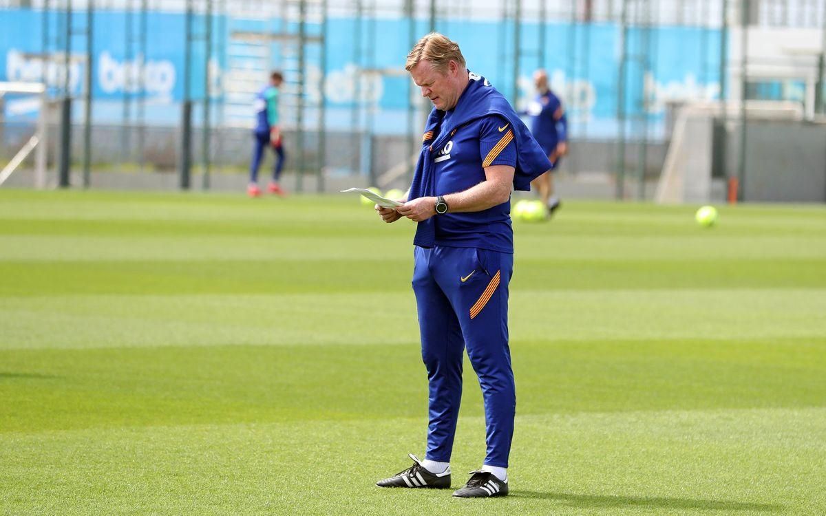 Koeman, en el entrenamiento del Barça en la ciudad deportiva. Koeman, en el entrenamiento del Barça en la ciudad deportiva.