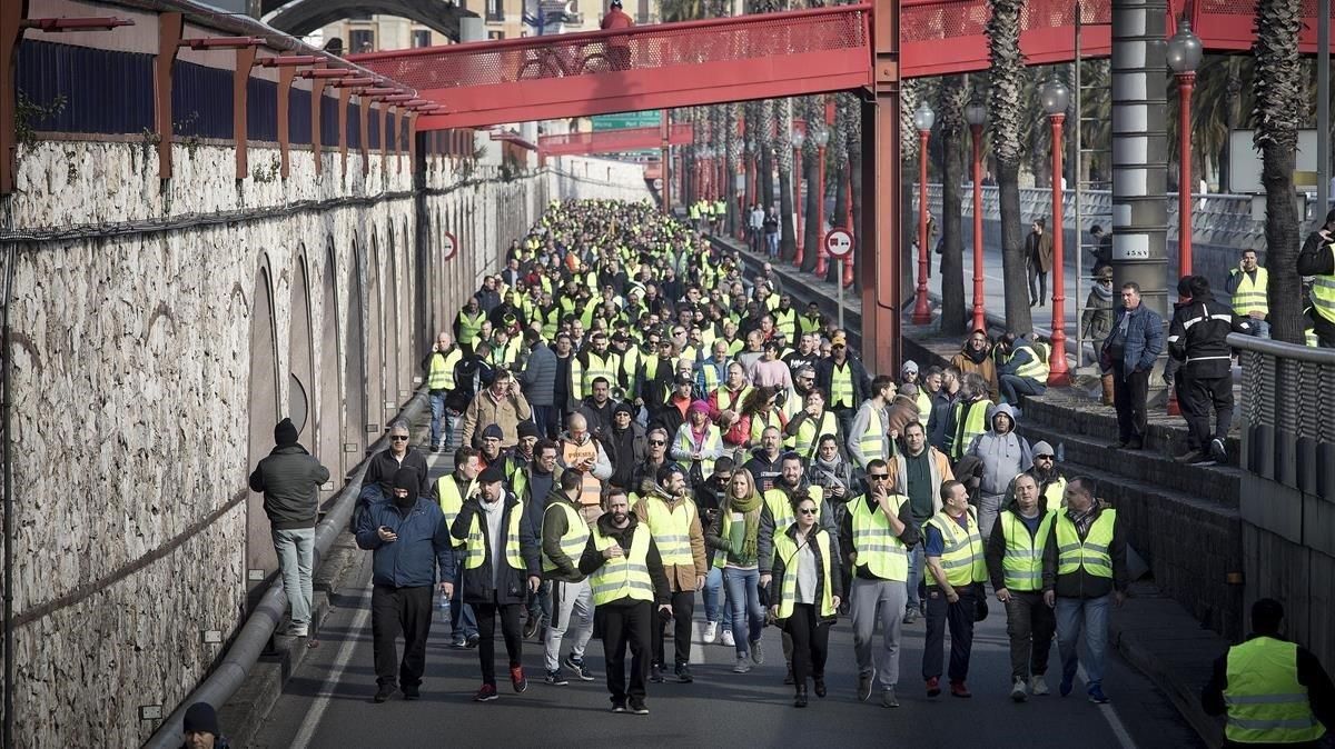 Los taxistas andan por la Ronda Litoral, a la altura del Moll de la Fusta. Los taxistas andan por la Ronda Litoral, a la altura del Moll de la Fusta.