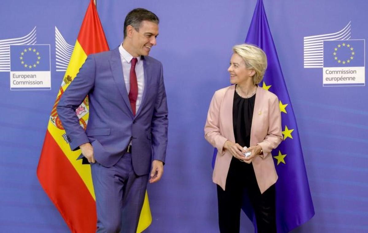 El presidente del Gobierno, Pedro Sánchez, es saludado por la presidenta de la Comisión Europea, Ursula von der Leyen, antes de la reunión del Consejo Europeo del pasado 21 de octubre de 2021 en Bruselas.