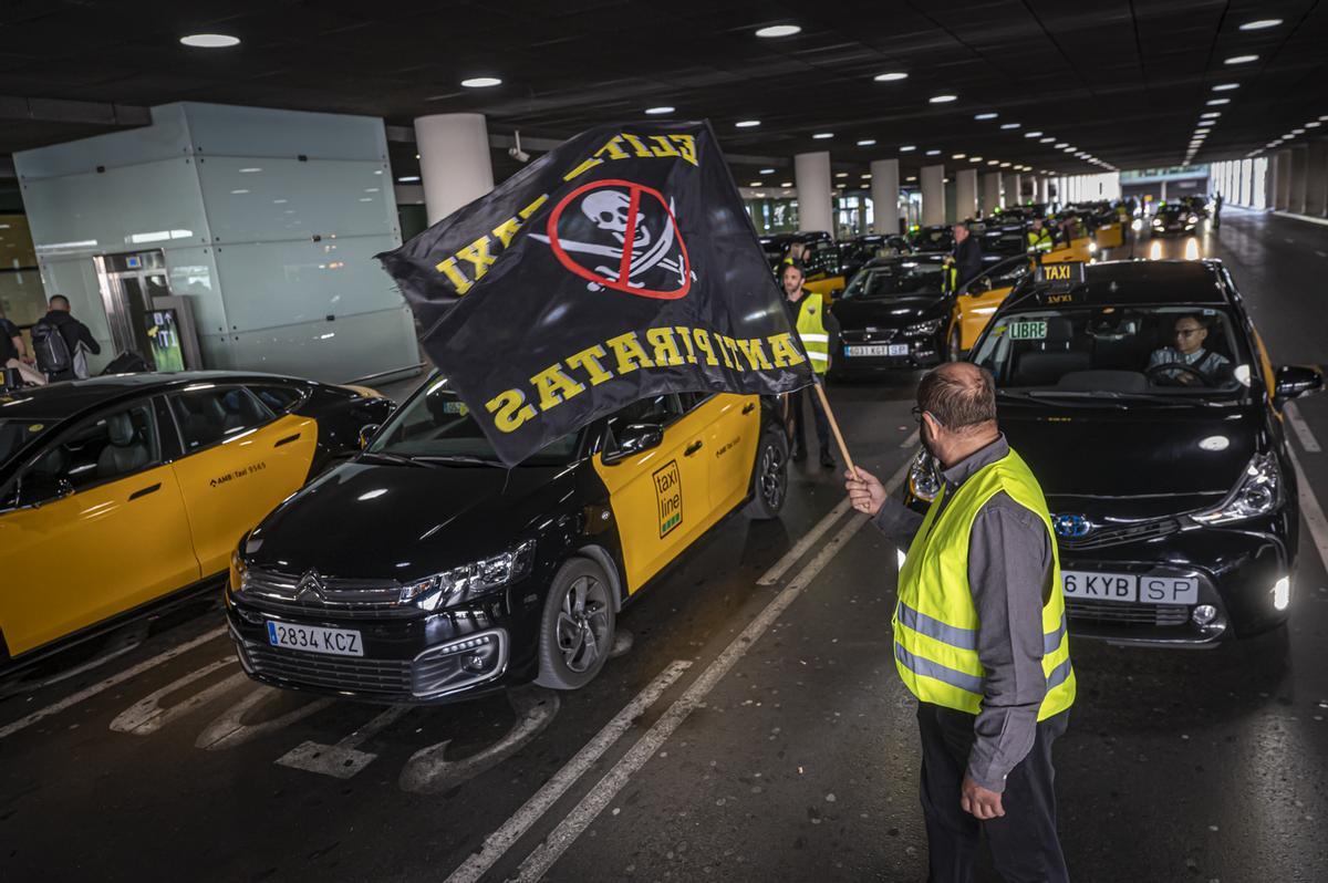 Movilización del sector del taxi en el aeropuerto de Barcelona el pasado lunes. 