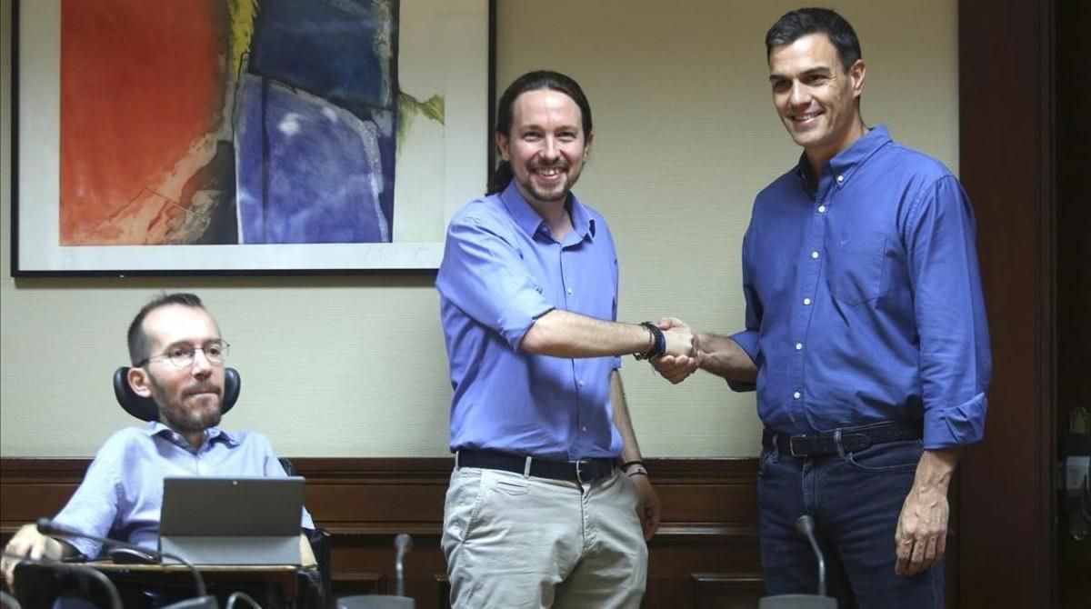 Pablo Iglesias y Pedro Sánchez se saludan al inicio de la reunión de Podemos y el PSOE, este lunes en el Congreso. Pablo Iglesias y Pedro Sánchez se saludan al inicio de la reunión de Podemos y el PSOE, este lunes en el Congreso.