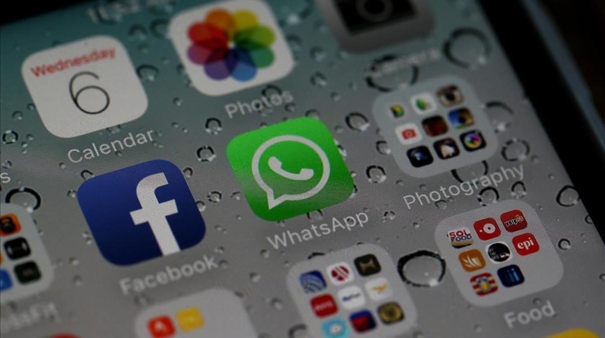 Las ’apps’ de Facebook y Whatsapp en un móvil, dispositivo cada vez más utilizado para navegar por internet. 
