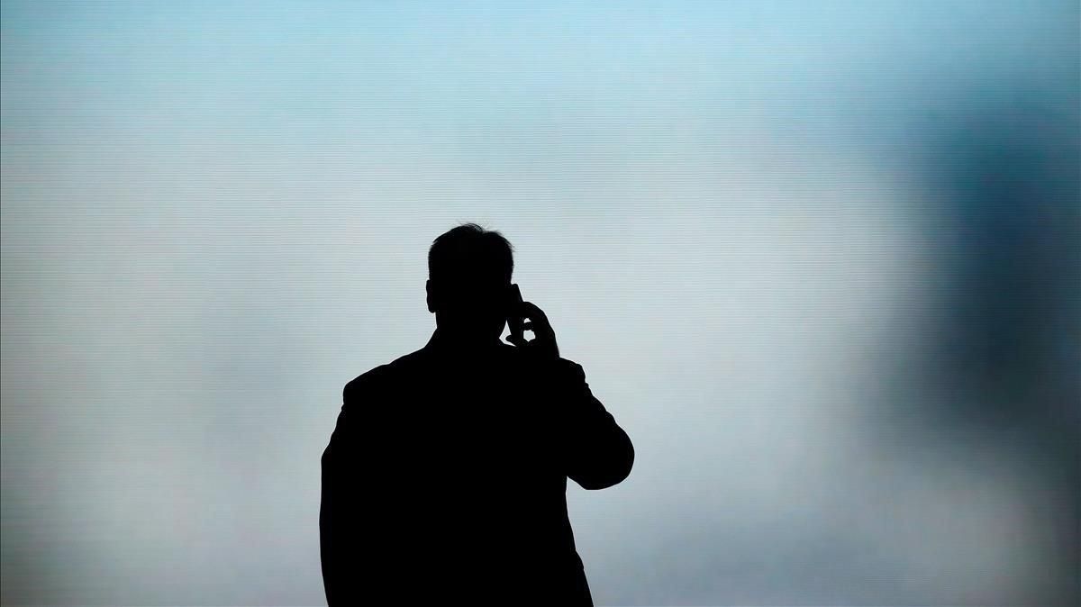 Un hombre habla por teléfono durante el Mobile World Congress, el pasado febrero. Un hombre habla por teléfono durante el Mobile World Congress, el pasado febrero.