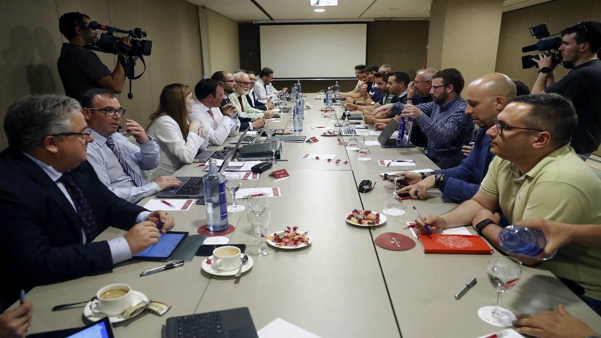 Una reunión entre sindicatos y la patronal. Una reunión entre sindicatos y la patronal.
