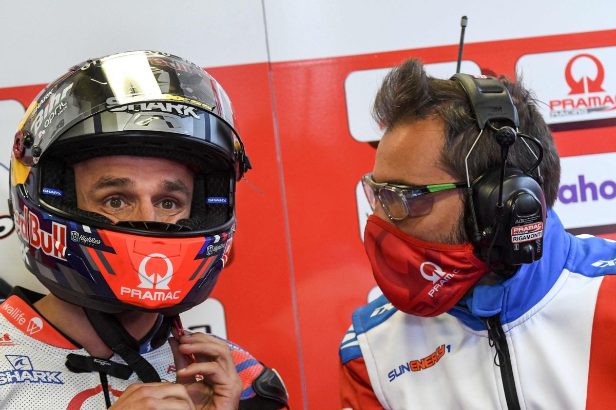 El francés Johann Zarco (Ducati), el mejor hoy en Le Mans, charla con su ingeniero. El francés Johann Zarco (Ducati), el mejor hoy en Le Mans, charla con su ingeniero.