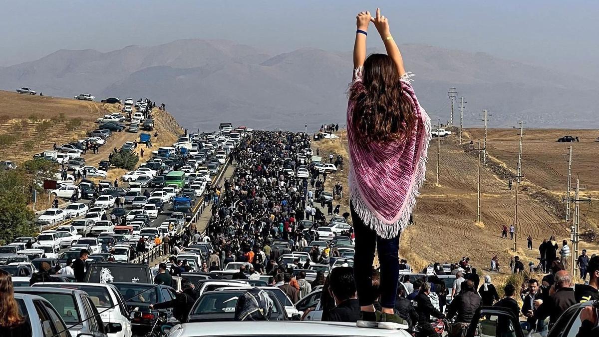 La policía de Irán abre fuego contra miles de manifestantes frente a la tumba de Masha Amini
