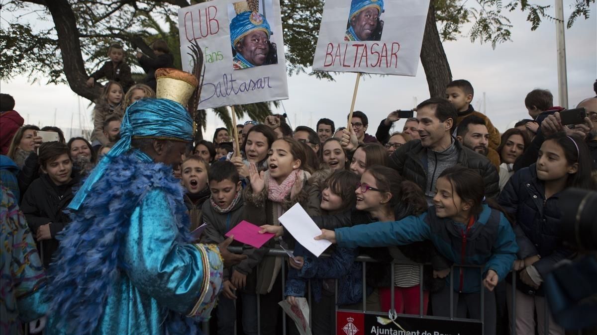 Los niños entregan sus cartas al rey Baltasar, en la cabalgata del 2017 en Barcelona. Los niños entregan sus cartas al rey Baltasar, en la cabalgata del 2017 en Barcelona.
