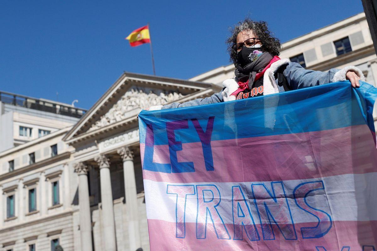 Los colectivos LGTBI se manifiestan contra los "recortes" del PSOE a la ley trans en 17 ciudades españolas