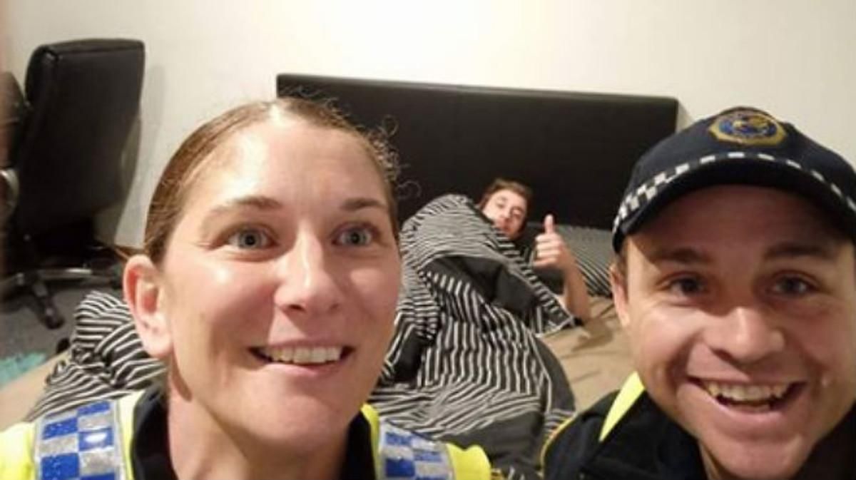 Dos policies es fan un 'selfie' amb un jove borratxo després de portar-lo a casa i ficar-lo al llit Dos policies es fan un 'selfie' amb un jove borratxo després de portar-lo a casa i ficar-lo al llit