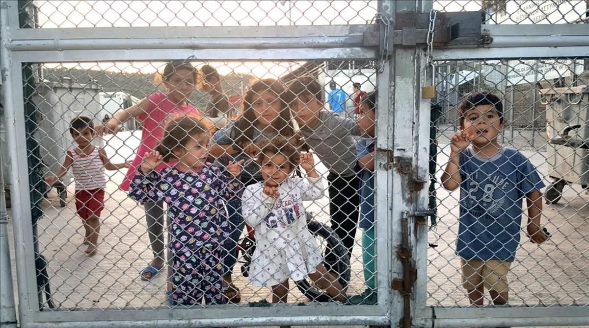 Niños en el campo de refugiados de Lesbo. Niños en el campo de refugiados de Lesbo.