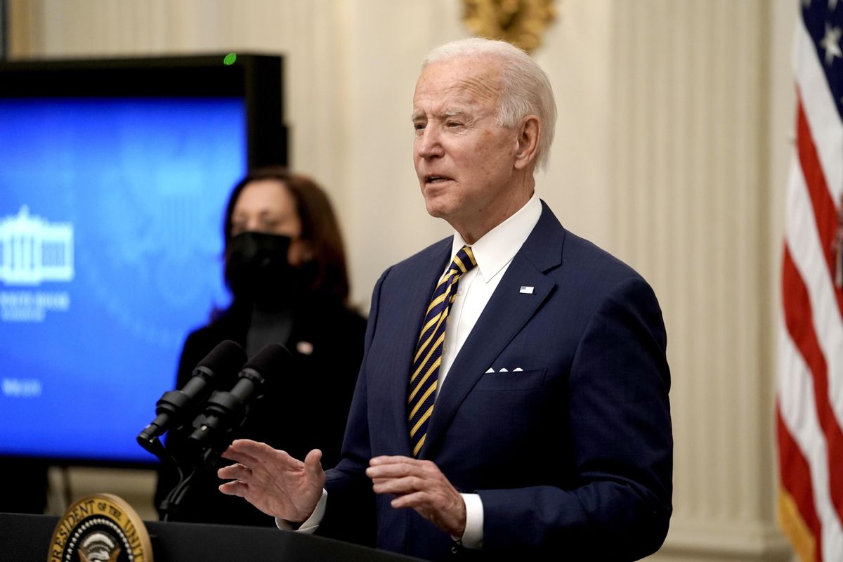 Joe Biden, este viernes, durante una rueda de prensa en la Casa Blanca ante la atenta mirada de Kamala Harris. Joe Biden, este viernes, durante una rueda de prensa en la Casa Blanca ante la atenta mirada de Kamala Harris.