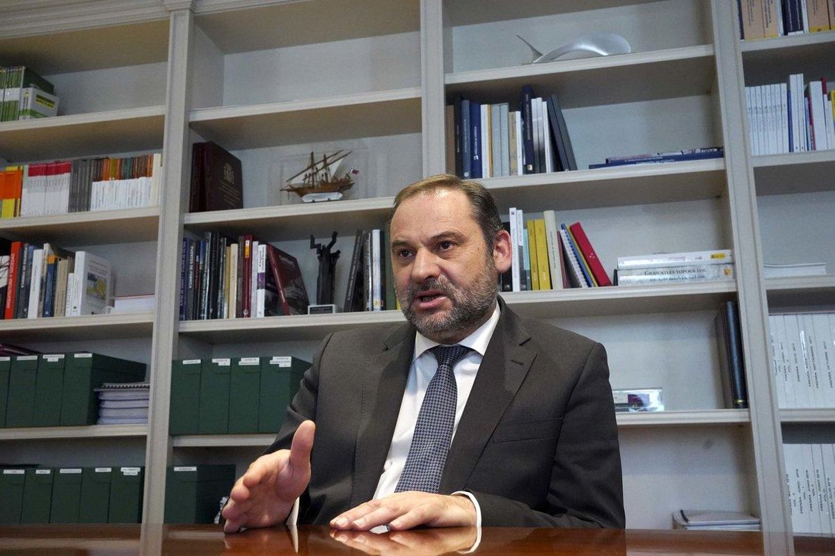 José Luis Ábalos, ministro de Transportes y secretario de Organización del PSOE, el pasado 23 de octubre durante su entrevista con EL PERIÓDICO en la sede de su departamento, en Madrid. José Luis Ábalos, ministro de Transportes y secretario de Organización del PSOE, el pasado 23 de octubre durante su entrevista con EL PERIÓDICO en la sede de su departamento, en Madrid.