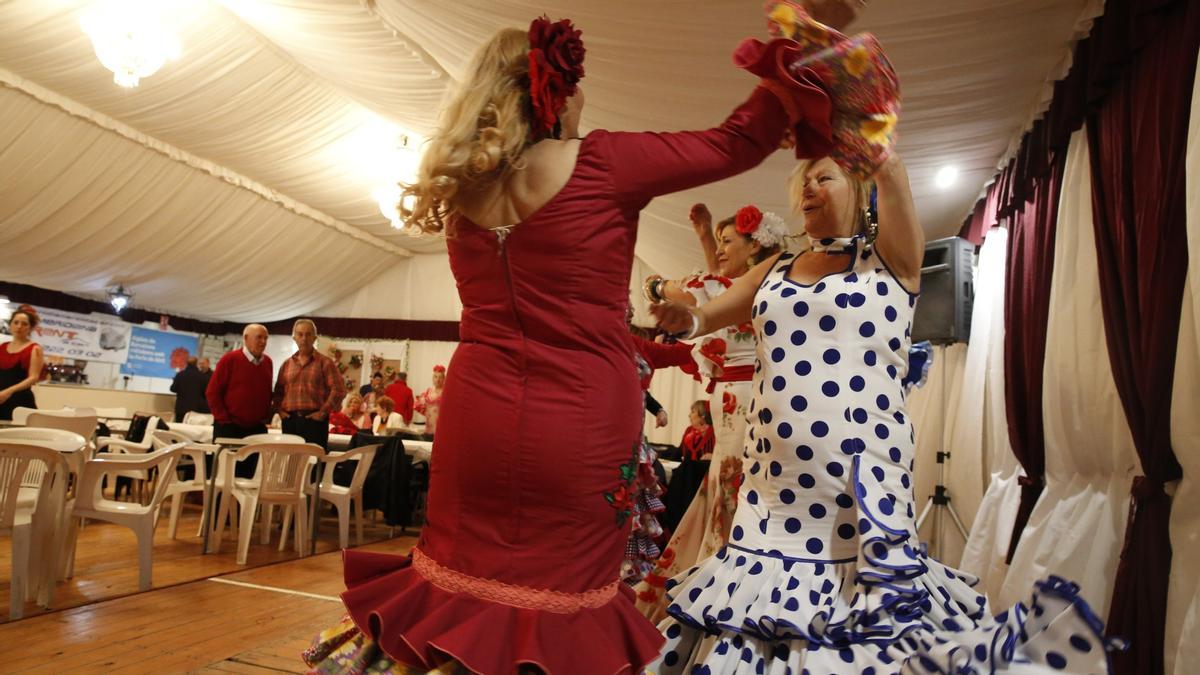 Mujeres bailando en la Feria de abril de 2019 en el Fòrum de Barcelona, la última que se celebró antes de la pandemia.