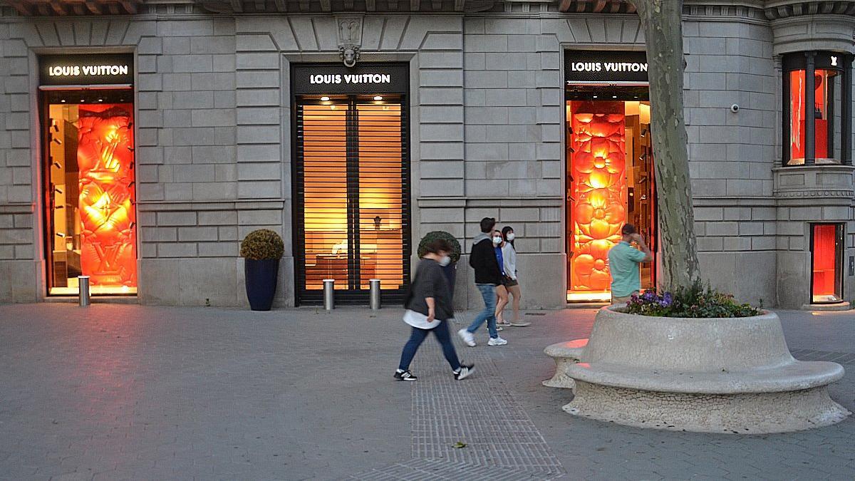 Nuevo robo por alunizaje en el passeig de Gràcia: revientan la puerta de Louis  Vuitton y abandonan el coche
