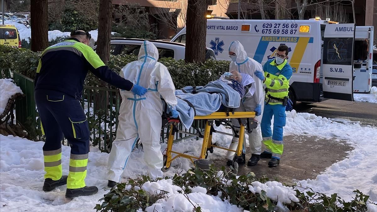 Un equipo del Summa 112 y voluntarios de Protección Civil de Algete , el miércoles, trasladan a un hombre de edad avanzada al Hospital Infanta Sofía de Madrid. Un equipo del Summa 112 y voluntarios de Protección Civil de Algete , el miércoles, trasladan a un hombre de edad avanzada al Hospital Infanta Sofía de Madrid.