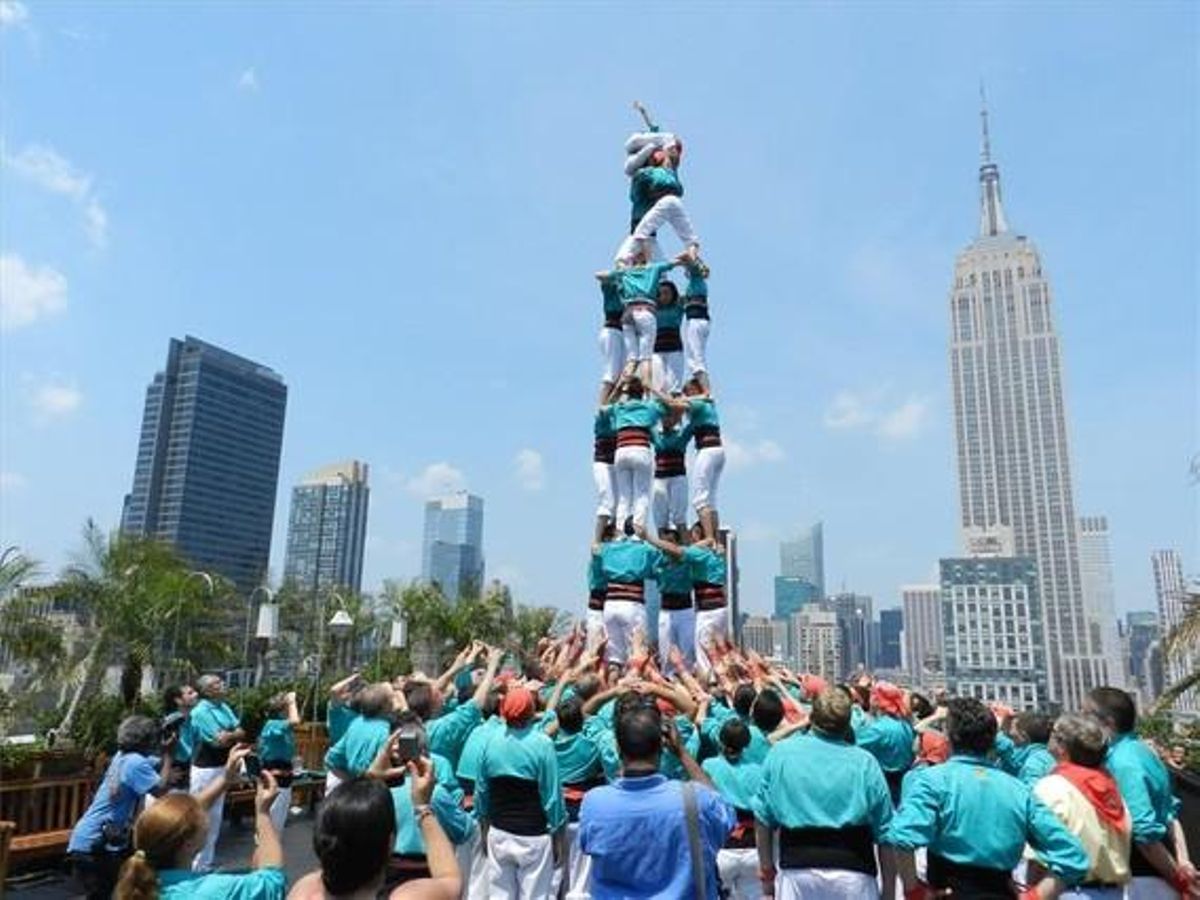 Los Castellers de Vilafranca, en plena actuación en la azotea de un rascacielos de la ciudad de Nueva York. Los Castellers de Vilafranca, en plena actuación en la azotea de un rascacielos de la ciudad de Nueva York.