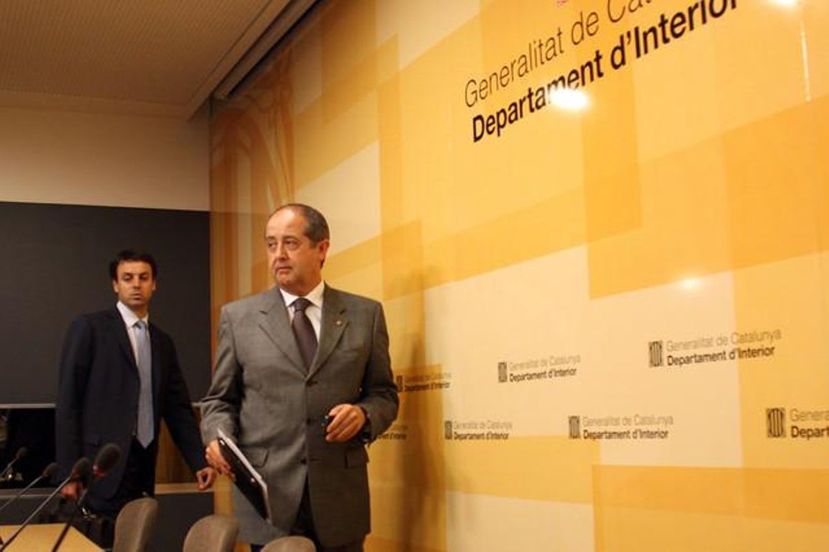 El ’conseller’ de Interior, Felip Puig, se dirige a una rueda de prensa, el jueves. El ’conseller’ de Interior, Felip Puig, se dirige a una rueda de prensa, el jueves.