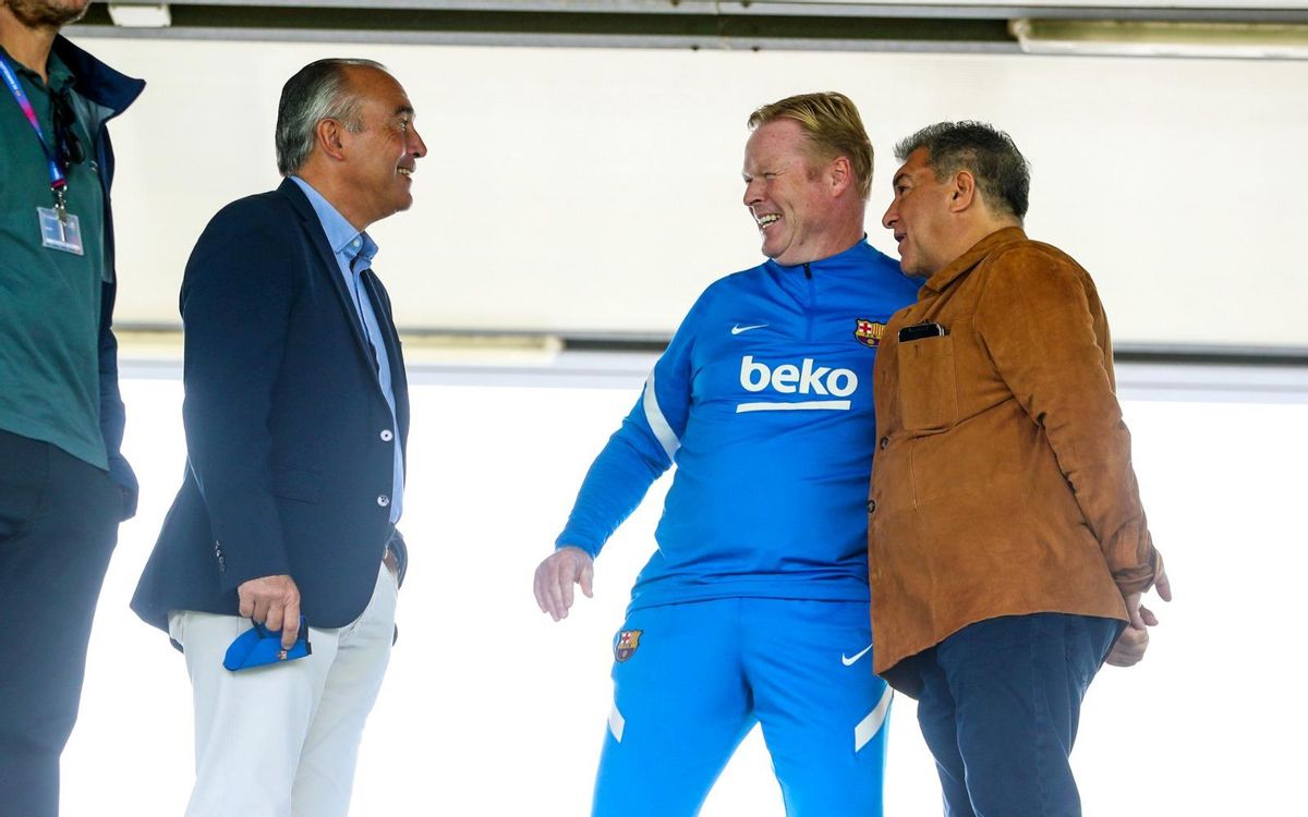 Yuste, Koeman y Laporta, en el entrenamiento del Barça previo a la visita del Valencia. Yuste, Koeman y Laporta, en el entrenamiento del Barça previo a la visita del Valencia.
