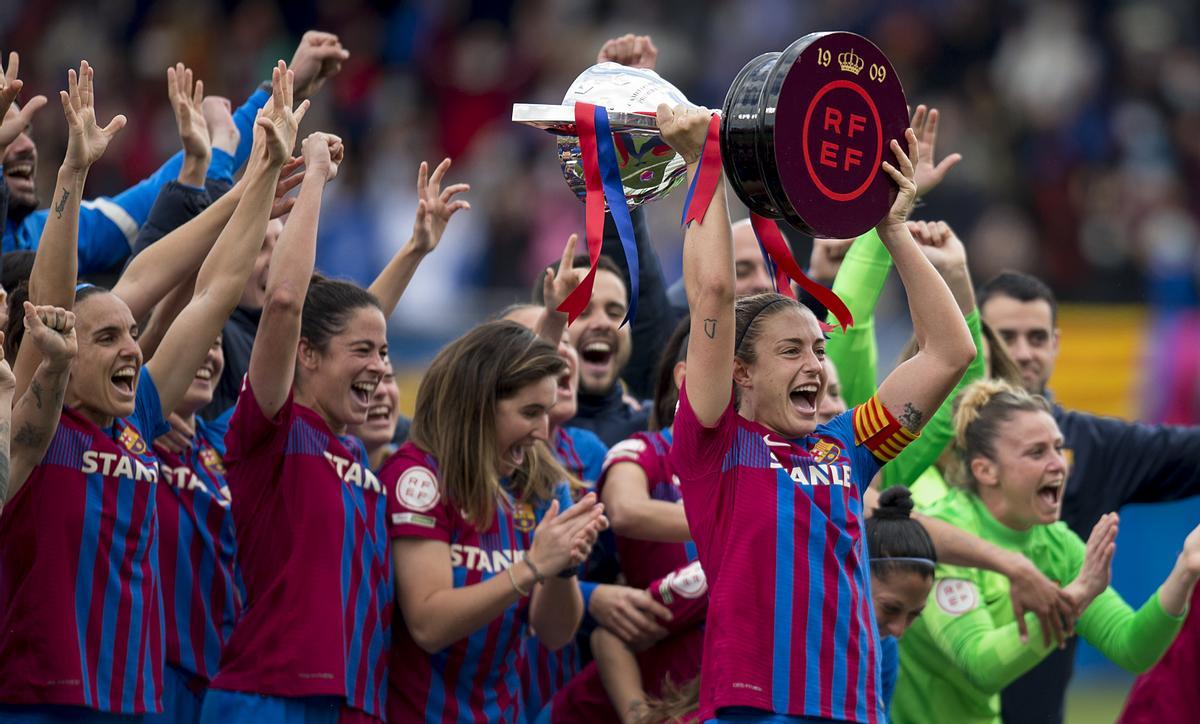 La capitana del Barça femenino, Alexia Putellas, levanta el trofeo del título de liga junto a sus compañeras de equipo al imponerse en el estadio Johan Cruyff al Real Madrid por 5 goles a 0.